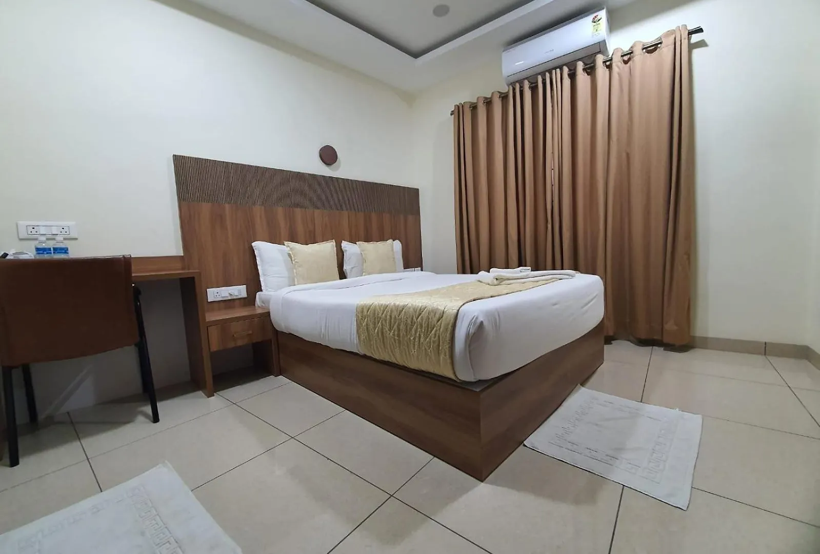 Hotel Deepakam Inn Палаккад