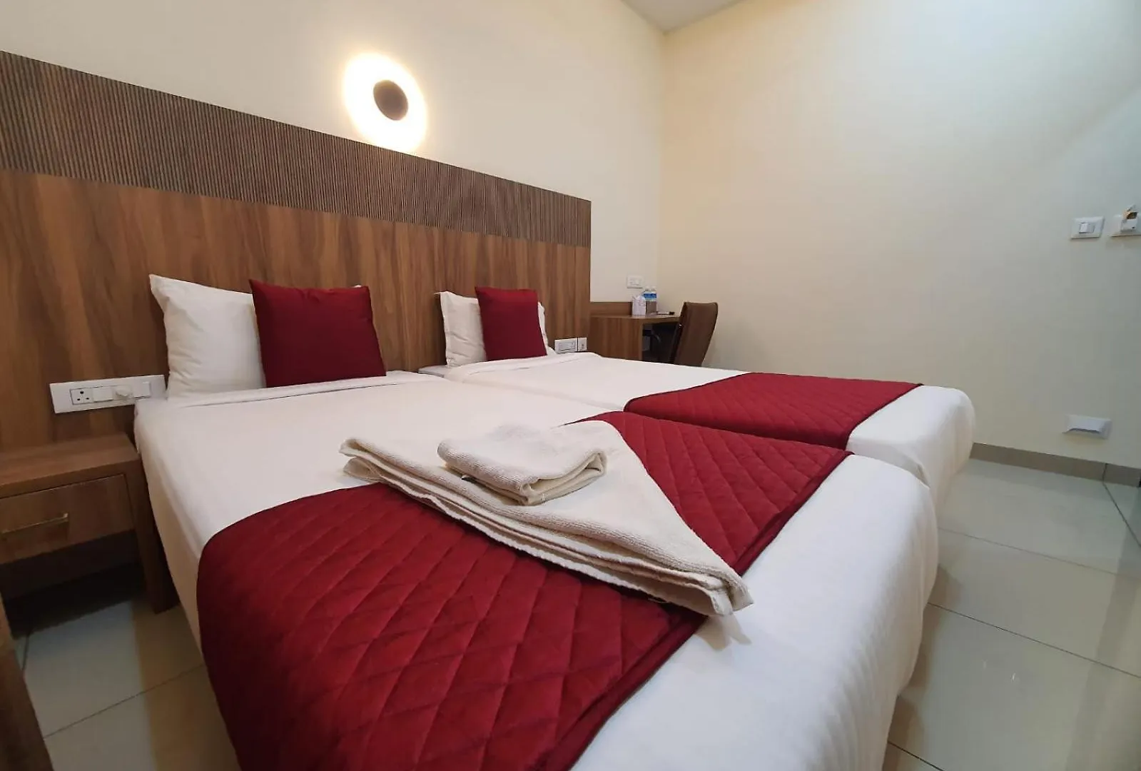 Hotel Deepakam Inn Палаккад