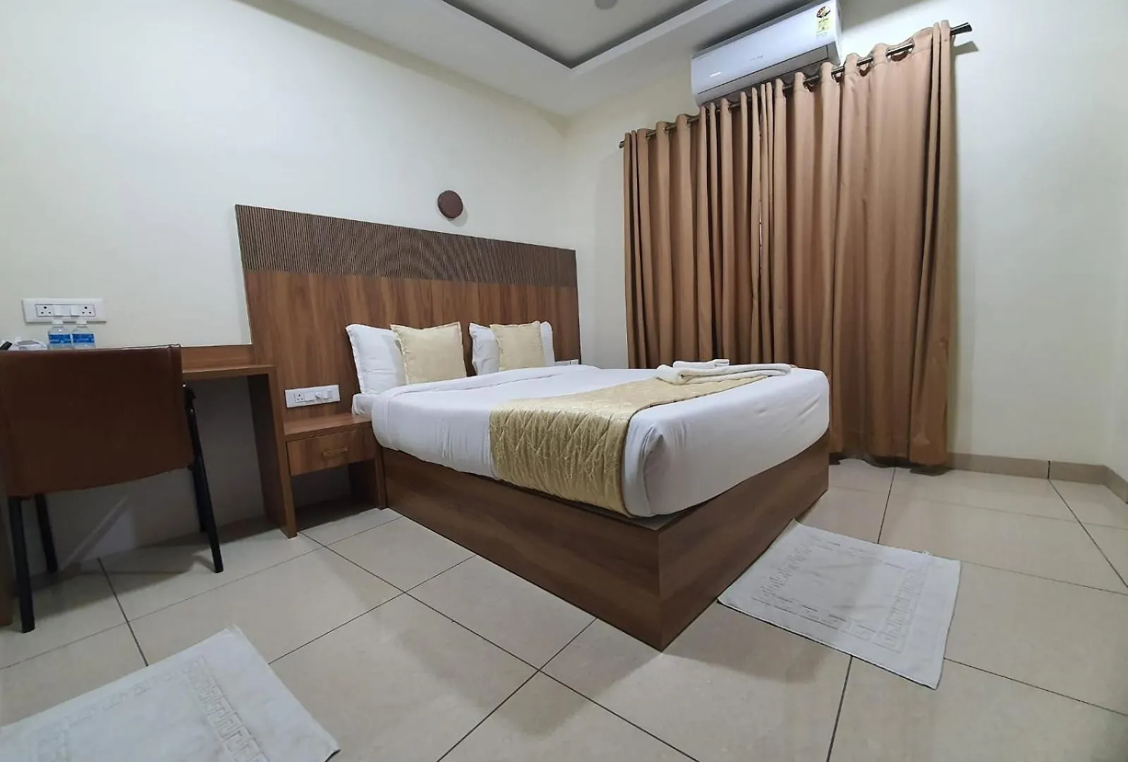 Hotel Deepakam Inn Палаккад