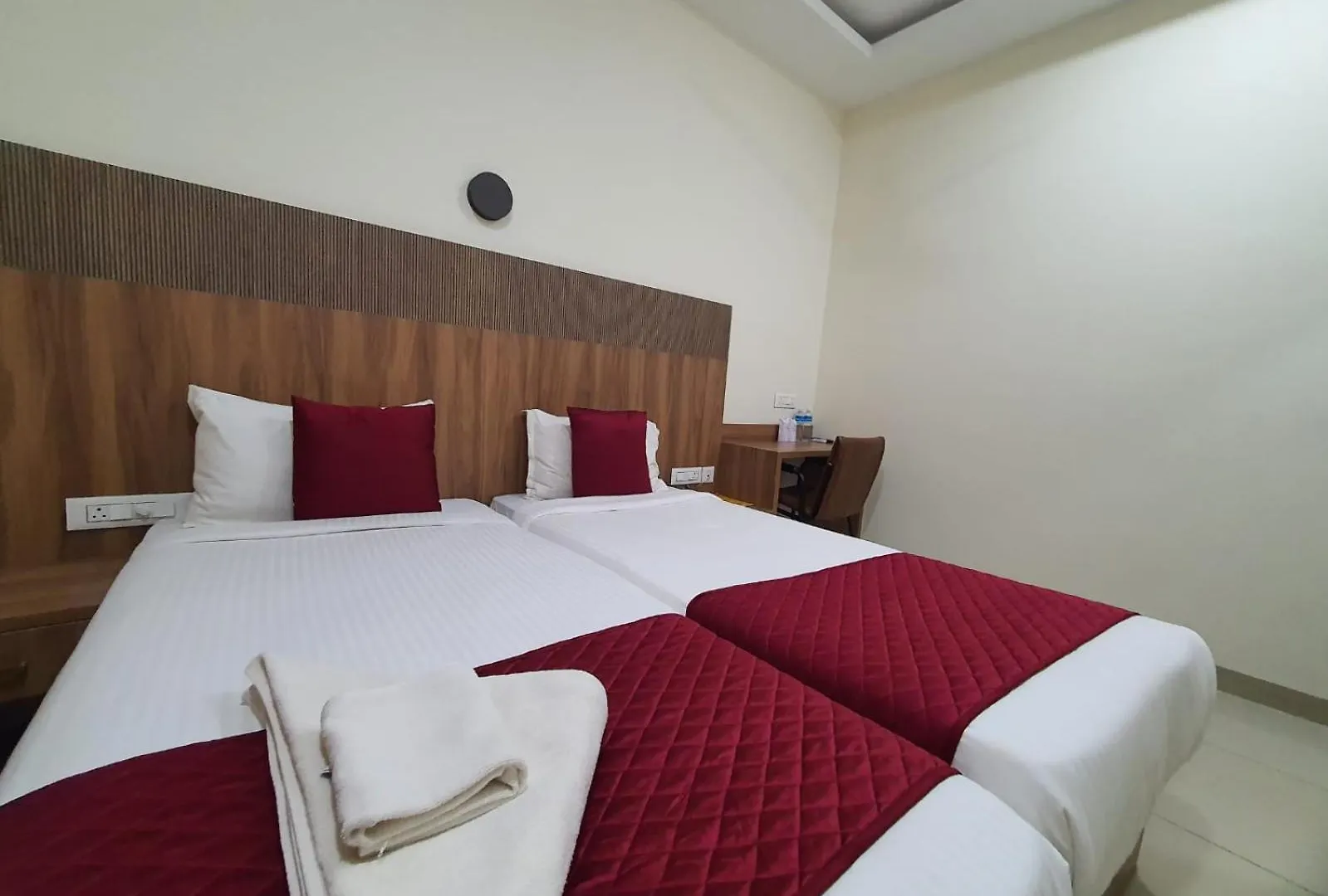 Hotel Deepakam Inn Палаккад