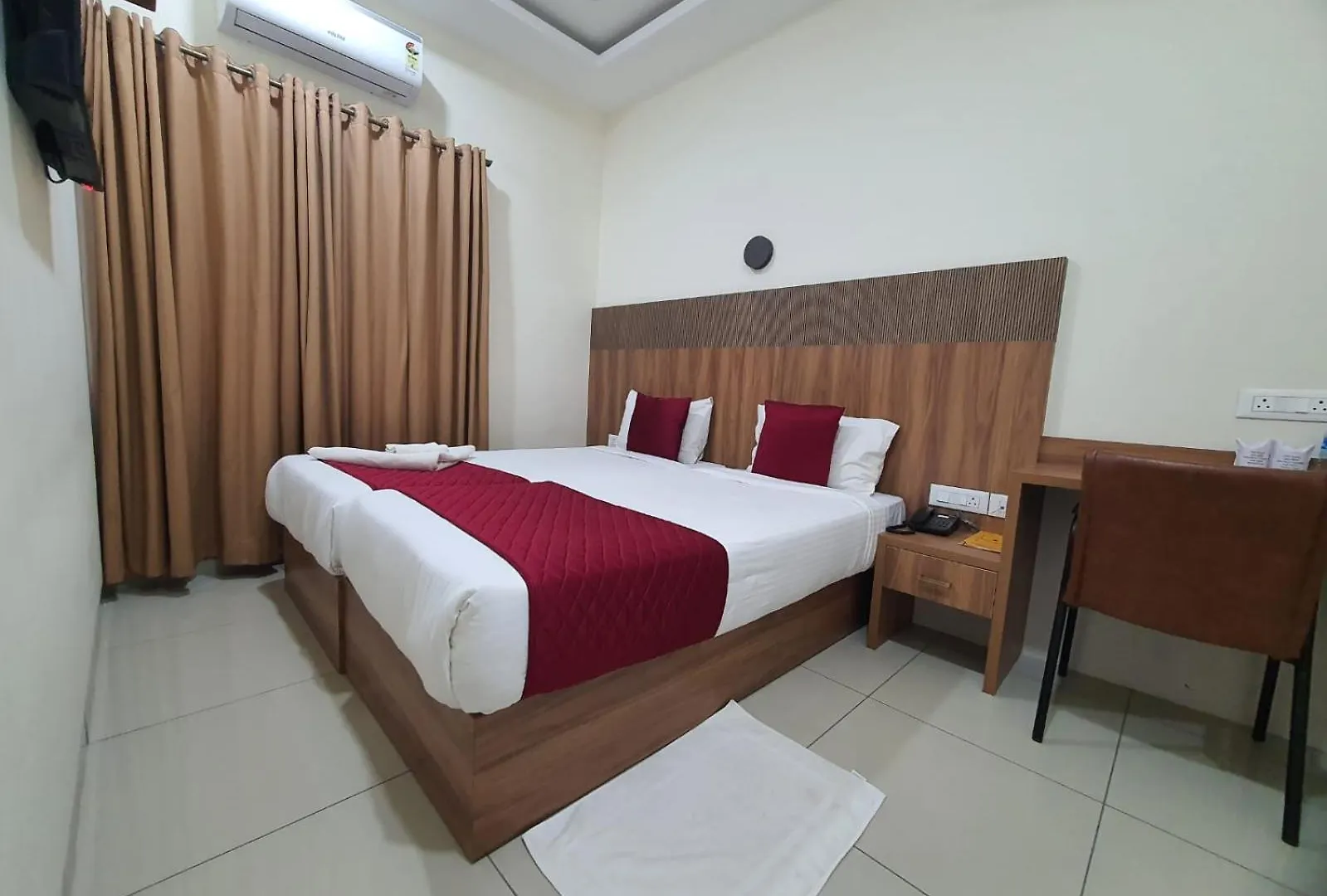Hotel Deepakam Inn Палаккад