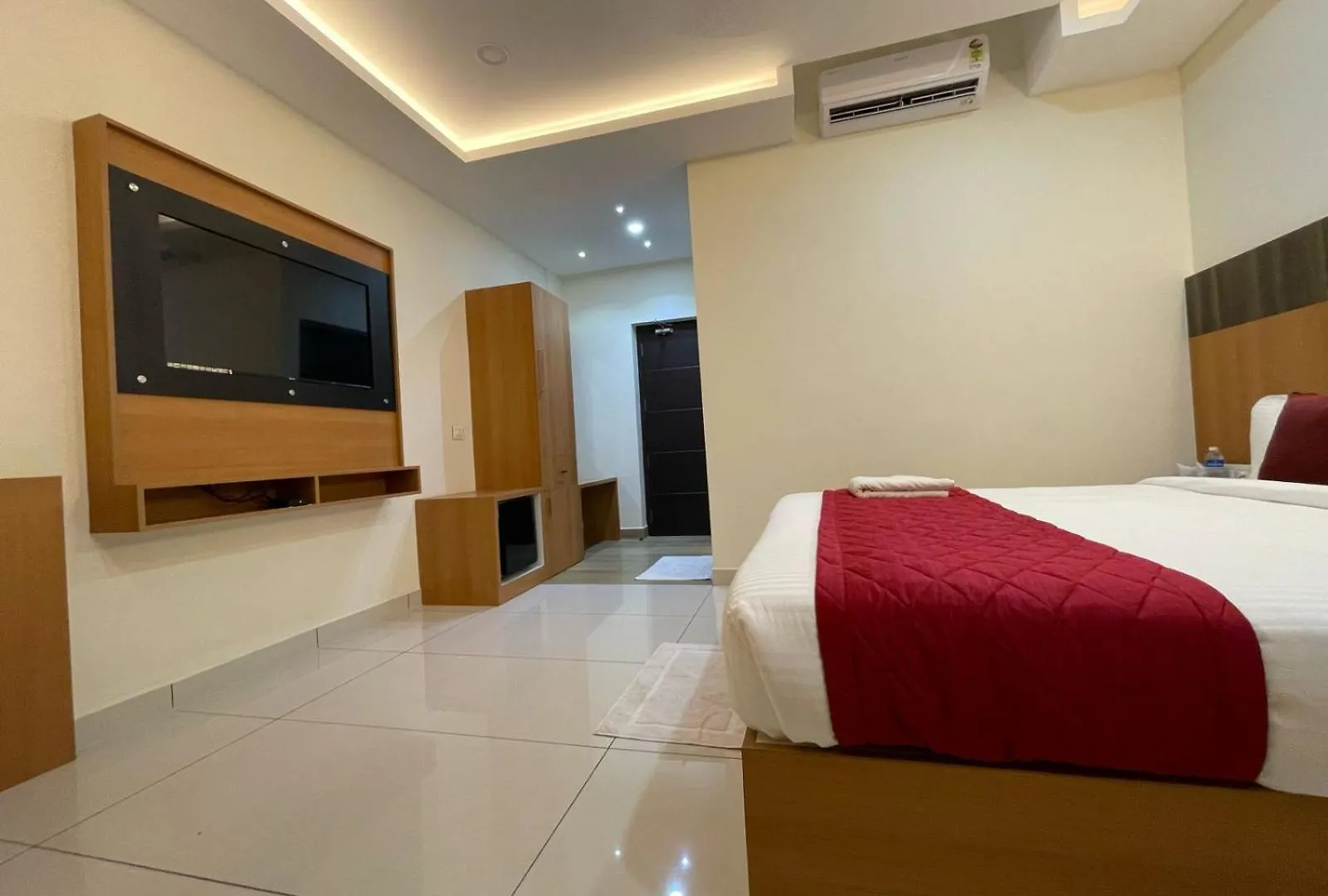 Hotel Deepakam Inn Палаккад