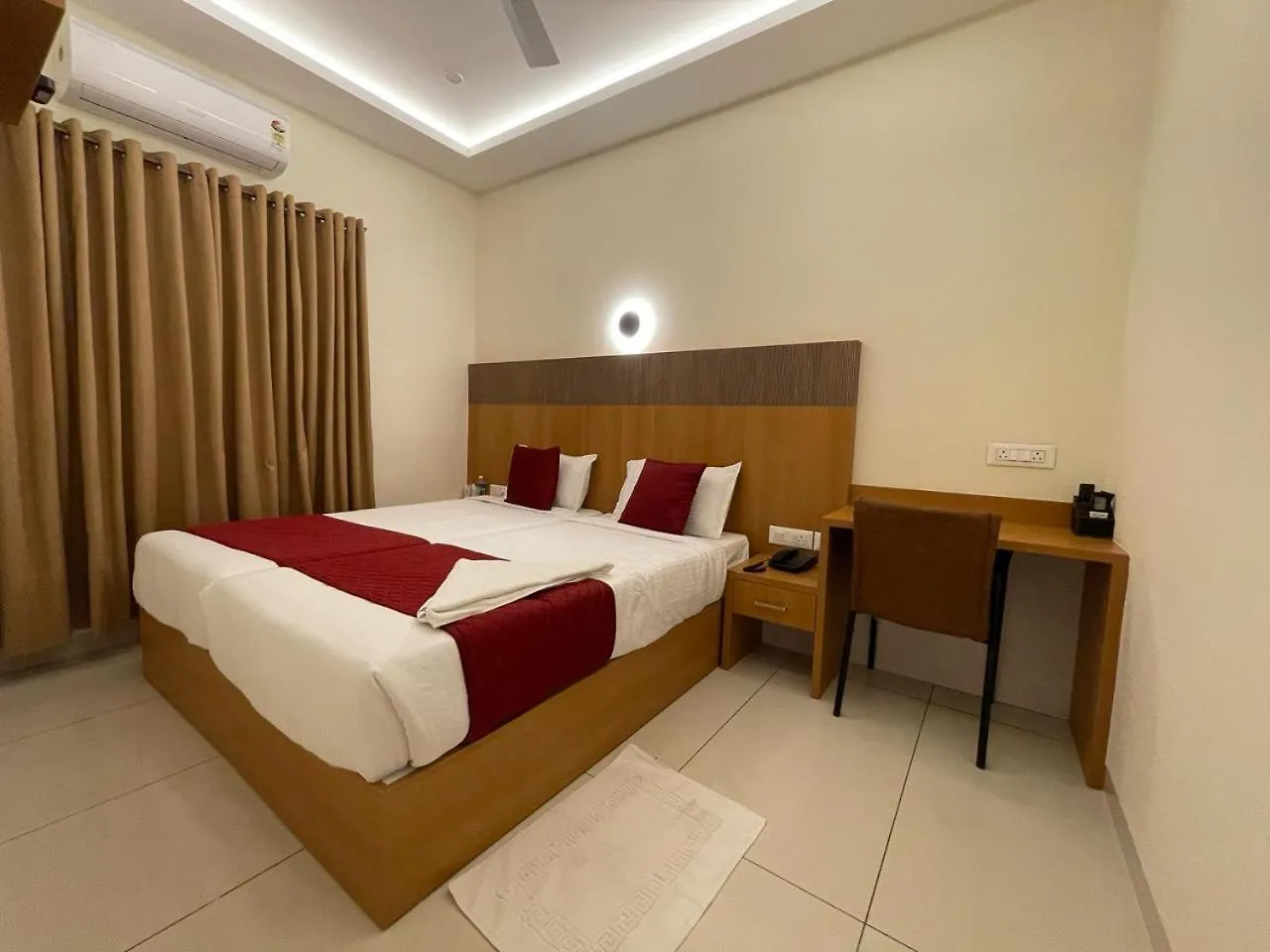 Hotel Deepakam Inn Палаккад
